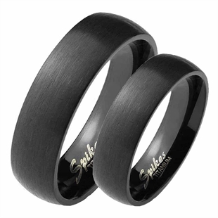 Black titan ring til forlovelse eller vielse.