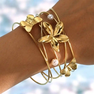 Forgyldt armbånd i rustfrit stål med blomster, sommerfugle og hvide perler.