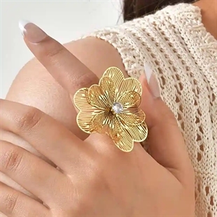 Stor forgyldt blomsterring med klar CZ-sten i midten, justerbar i størrelse.