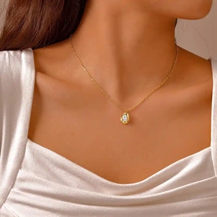 Forgyldt halskæde med oval krystalvedhæng i rustfrit stål.