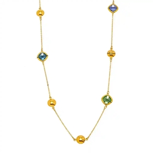 Lang forgyldt kæde i brug med farvede sten – Promiz.dk