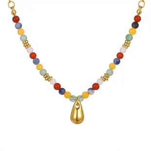 Forgyldt halskæde i ædelstål med to sammenflettede ringe.