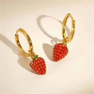 Forgyldte hoops med rødt jordbærvedhæng i emalje – Strawberry Shine Hoops