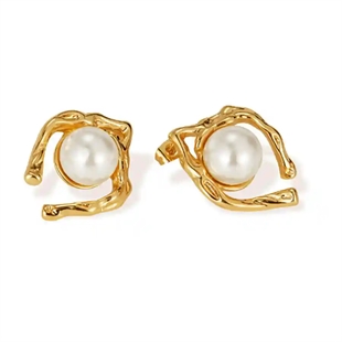 Forgyldte øreringe i ædelstål med hvid perle – Golden Pearl Twist fra Promiz.dk