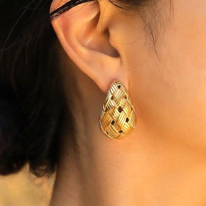 Flettet dråbeformet guldørering i forgyldt ædelstål – produktfoto