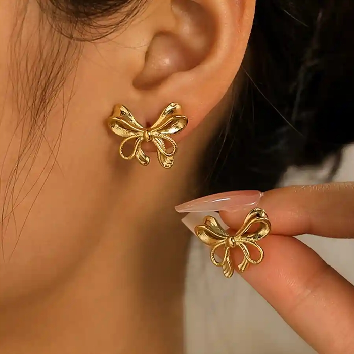 Forgyldt ørering i ædelstål formet som en elegant sløjfe, sælges pr. stk.