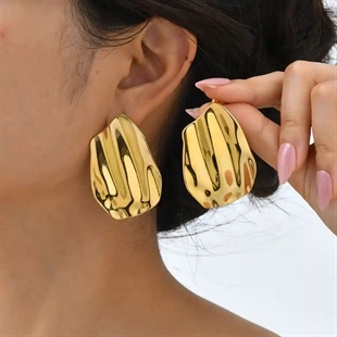 Store forgyldte statement øreringe i skulpturel organisk form