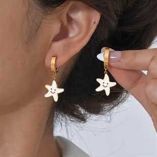 Forgyldt hoop med hvid emalje-stjerne med smiley – Happy Star Hoop