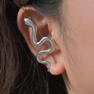 Slange-ørering i blank rustfri stål – ear climber design på øret