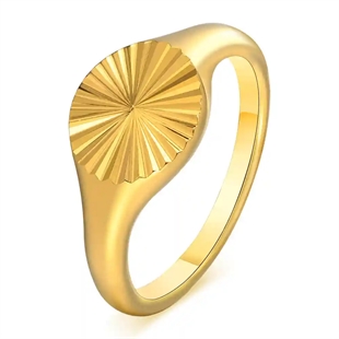 Forgyldt ring i ædelstål med solformet mønster, model Solglimt.