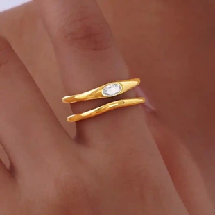 Forgyldt ring til kvinder med oval CZ sten i elegant bølgeformet design.
