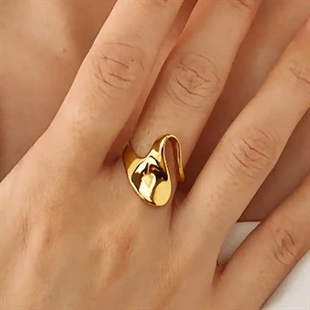 Forgyldt Wave Shine Ring i ædelstål med bølgende form – Promiz.dk