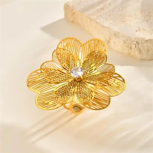 Stor forgyldt blomsterring med klar CZ-sten i midten, justerbar i størrelse.