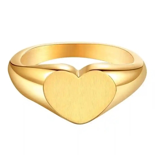 Guld signetring med mat hjerteformet top – Heartline Matte Signet Ring.