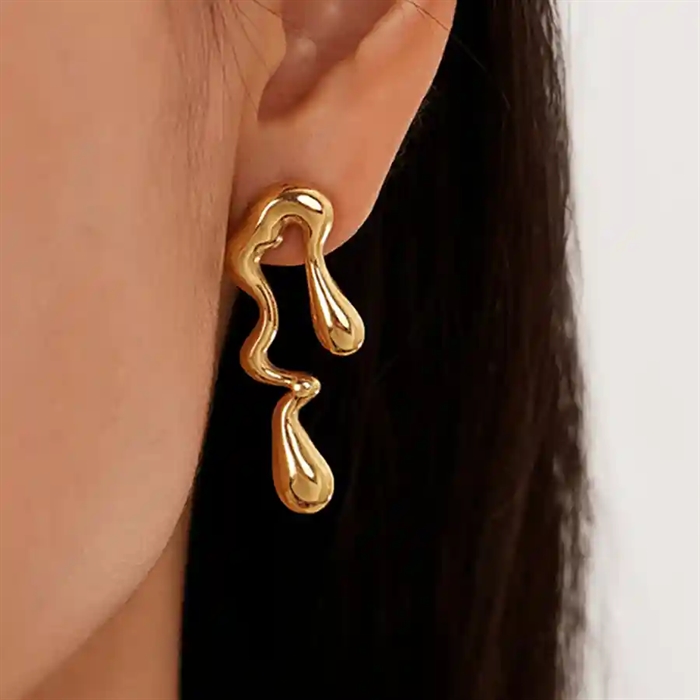 Forgyldt Golden Flow ørering i ædelstål med organisk form – Promiz.dk