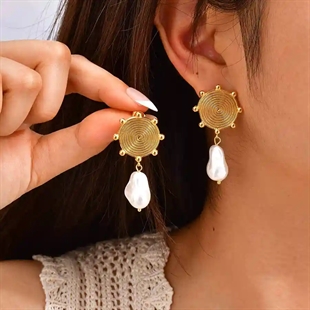 Forgyldt spiral-ørering med perledråbe – Golden Spiral Pearl Drop