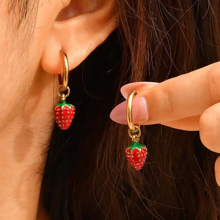Forgyldte hoops med rødt jordbærvedhæng i emalje – Strawberry Shine Hoops