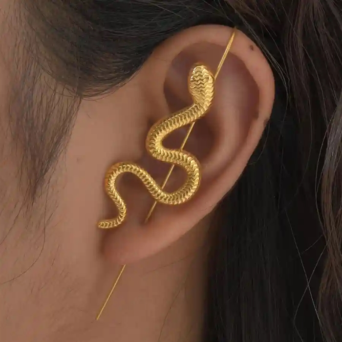 Forgyldt slange-ørering i ear climber design på øret – Promiz.dk