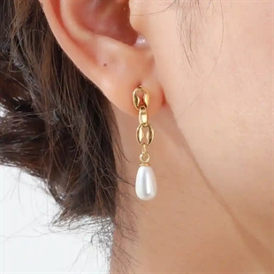 Forgyldt ørering med kædeled og dråbeformet perle – Elegant Link Pearl Drop