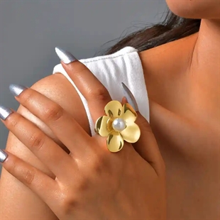 Forgyldt blomsterring med hvid shellperle i midten, justerbar størrelse.