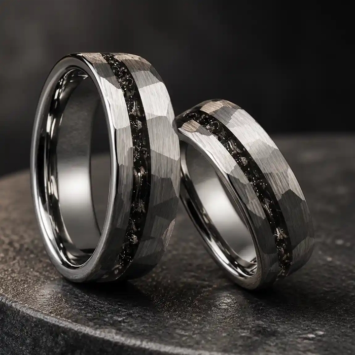 Aurelio - facetteret ring i tungsten med mørk rille